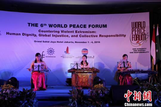 当晚的开幕式进行了中国民族乐曲表演。　顾时宏 摄