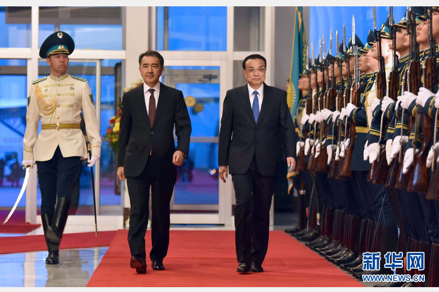 11月3日，国务院总理李克强乘专机抵达阿斯塔纳国际机场，应哈萨克斯坦共和国总理萨金塔耶夫邀请出席中哈总理第三次定期会晤并对哈萨克斯坦进行正式访问。这是哈萨克斯坦总理萨金塔耶夫为李克强举行隆重欢迎仪式。新华社记者 张铎 摄 