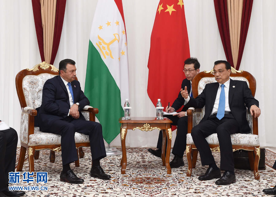 11月3日，国务院总理李克强在比什凯克国宾馆会议中心会见塔吉克斯坦总理拉苏尔佐达。 新华社记者 饶爱民 摄 
