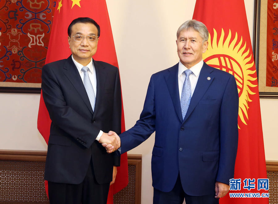 11月2日，國務院總理李克強在比什凱克總統官邸會見吉爾吉斯斯坦總統阿坦巴耶夫。 新華社記者姚大偉攝 
