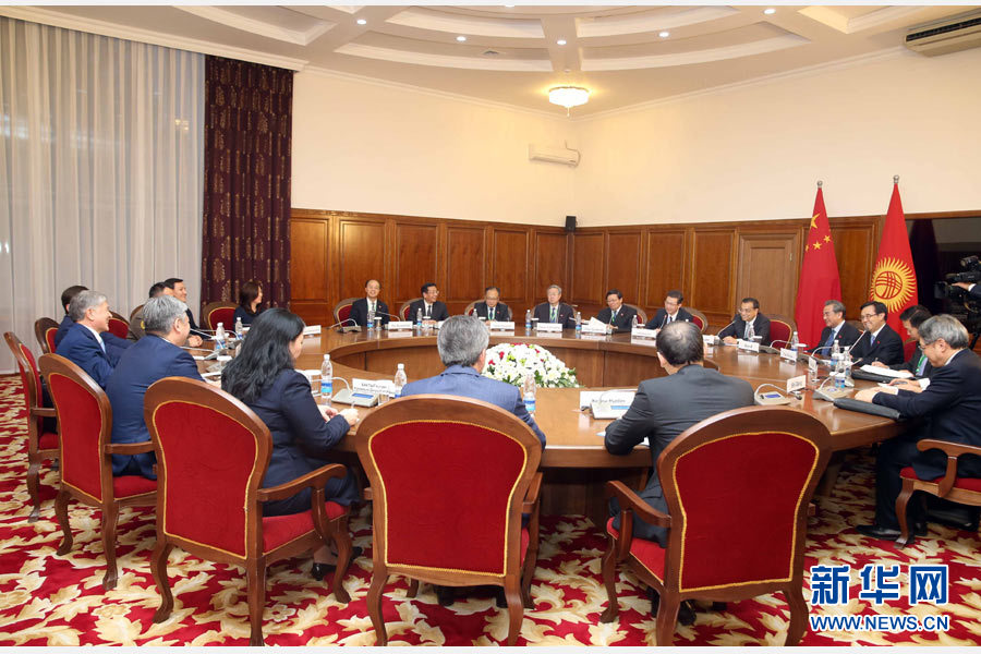 11月2日，国务院总理李克强在比什凯克总统官邸会见吉尔吉斯斯坦总统阿坦巴耶夫。 新华社记者姚大伟摄 