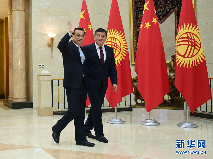 11月2日，國務院總理李克強在比什凱克國賓館會議中心同吉爾吉斯斯坦總理熱恩別科夫舉行會談。 新華社記者 張鐸 攝 