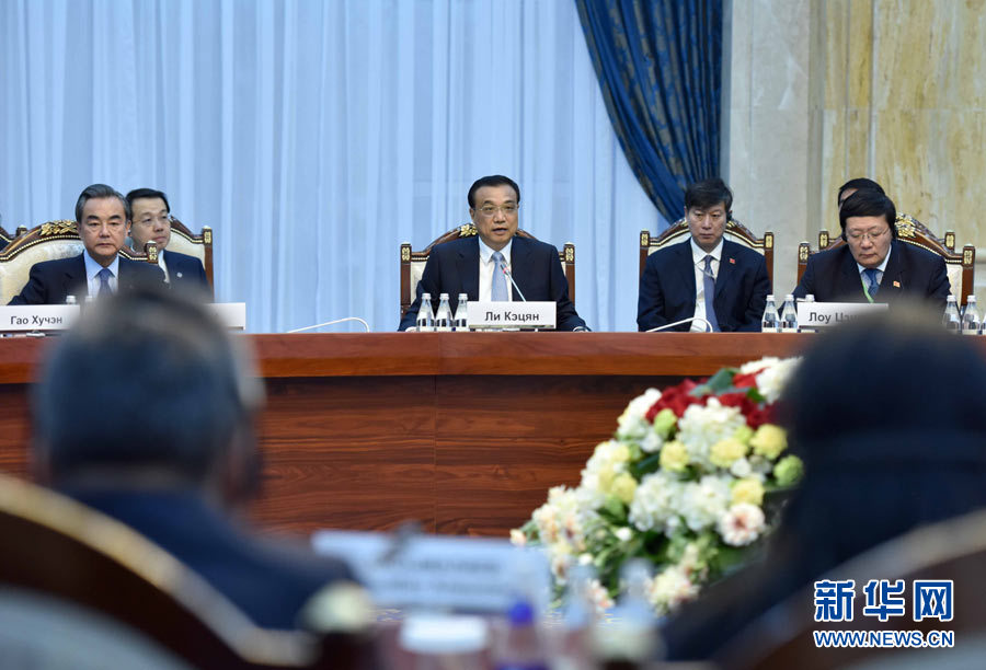 11月2日，國務院總理李克強在比什凱克國賓館會議中心同吉爾吉斯斯坦總理熱恩別科夫舉行會談。 新華社記者 張鐸 攝 