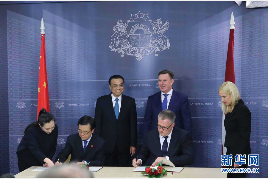 11月4日,国务院总理李克强在里加总理府同拉脱维亚总理库钦斯基斯举行会谈。会谈后,两国总理共同见证经贸、交通、文化等领域双边合作文件的签署。新华社记者 刘卫兵 摄 11月4日,国务院总理李克强在里加总理府同拉脱维亚总理库钦斯基斯举行会谈。会谈后,两国总理共同见证经贸、交通、文化等领域双边合作文件的签署。新华社记者 刘卫兵 摄