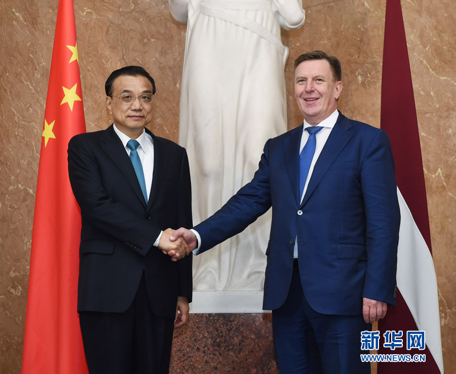 11月4日,国务院总理李克强在里加总理府同拉脱维亚总理库钦斯基斯举行会谈。 新华社记者 饶爱民 摄 11月4日,国务院总理李克强在里加总理府同拉脱维亚总理库钦斯基斯举行会谈。 新华社记者 饶爱民 摄