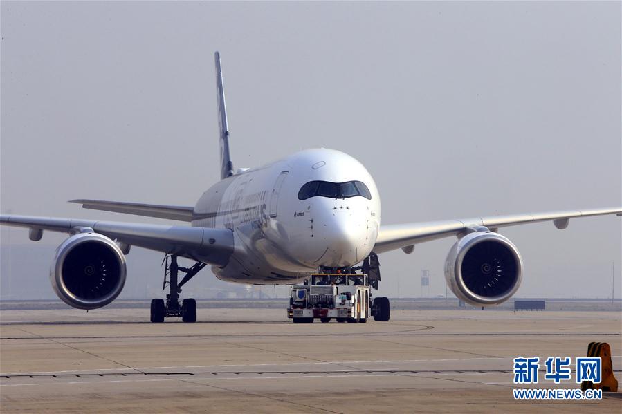 （新华网）（1）空客远程宽体飞机A350在京展示