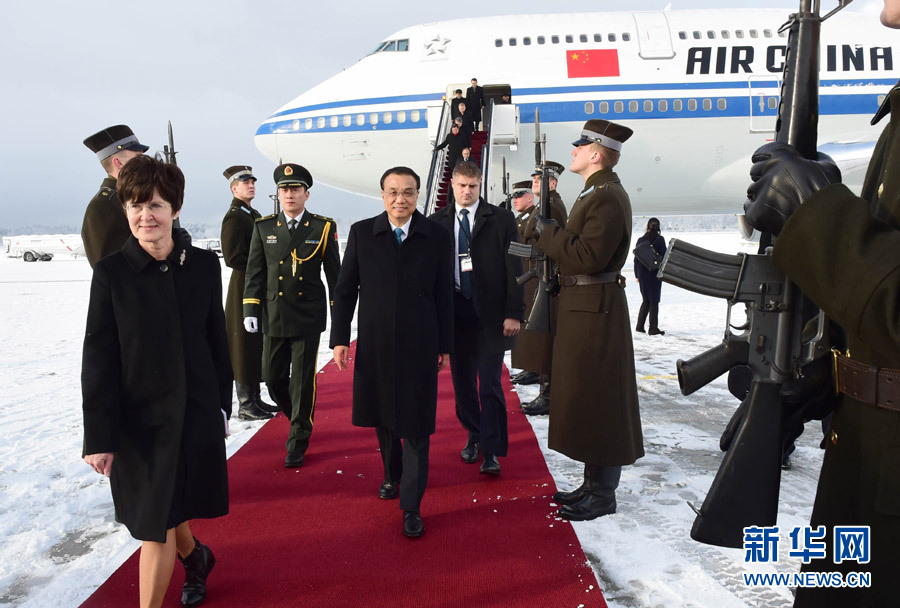 11月4日，應拉脫維亞共和國總理庫欽斯基斯邀請，國務院總理李克強乘專機抵達裏加國際機場，出席第五次中國－中東歐國家領導人會晤，並對拉脫維亞進行正式訪問。新華社記者 張鐸 攝 