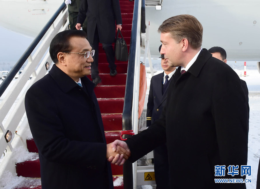 11月4日，应拉脱维亚共和国总理库钦斯基斯邀请，国务院总理李克强乘专机抵达里加国际机场，出席第五次中国－中东欧国家领导人会晤，并对拉脱维亚进行正式访问。新华社记者 张铎 摄 