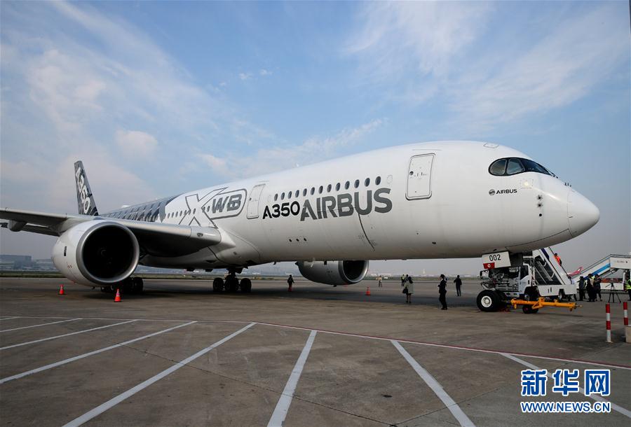 （新华网）（1）空客A350在上海进行展示飞行