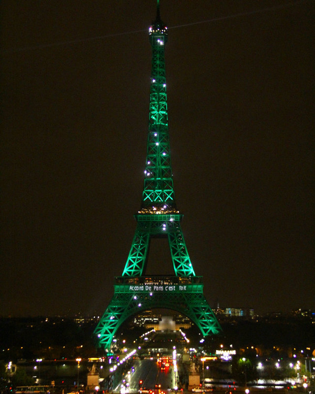 为庆祝《巴黎协定》正式生效，巴黎埃菲尔铁塔和凯旋门4日晚间&ldquo;披上绿衣&rdquo;。