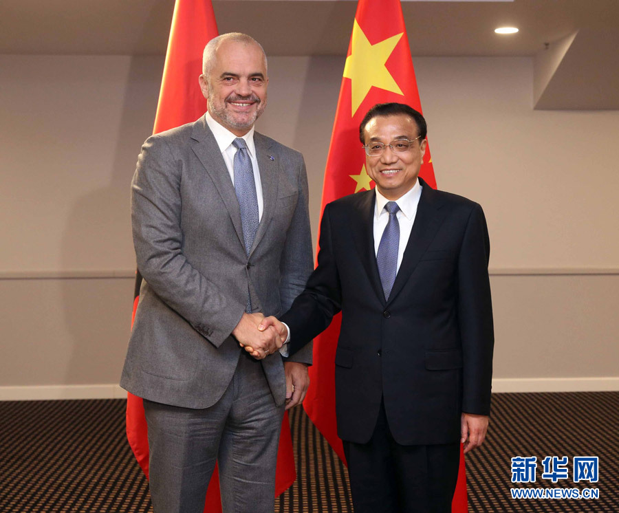 11月4日，国务院总理李克强在里加下榻饭店会见阿尔巴尼亚总理拉马。 新华社记者 刘卫兵 摄 