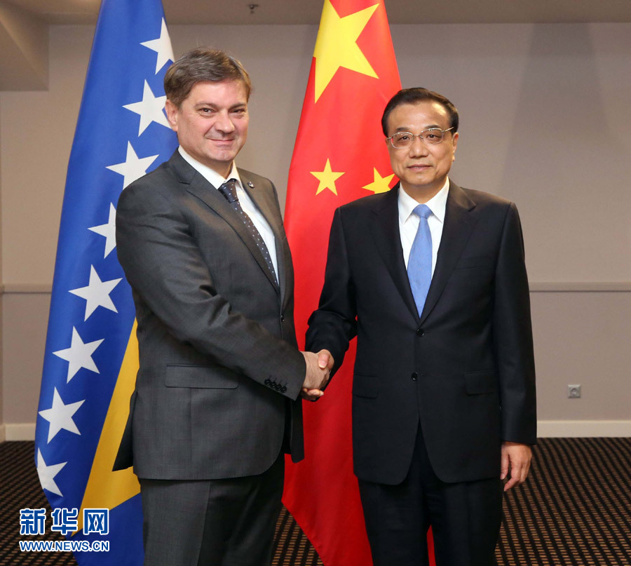 11月5日，国务院总理李克强在里加下榻饭店会见波黑部长会议主席兹维兹迪奇。 新华社记者 刘卫兵 摄 