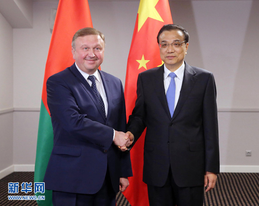 11月5日，国务院总理李克强在里加下榻饭店会见白俄罗斯总理科比亚科夫。 新华社记者 刘卫兵 摄 