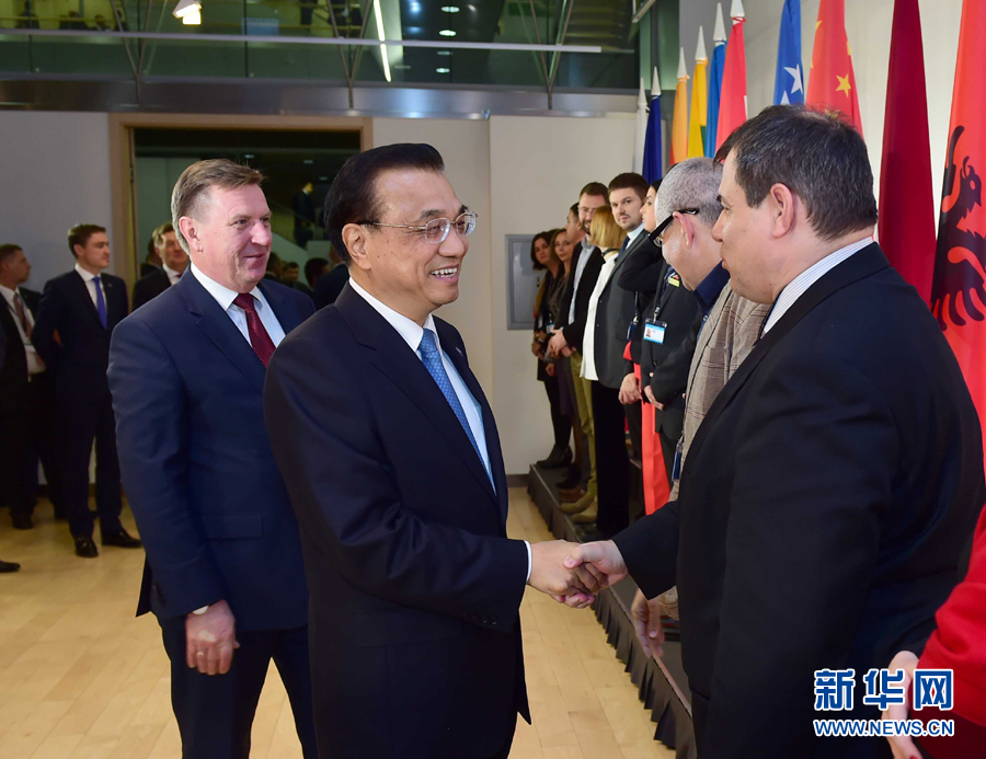 11月5日，国务院总理李克强在里加国家图书馆会见前来出席中东欧国家汉学研究和汉语教学研讨会的汉学家代表，与他们交流互动。 新华社记者张铎 摄