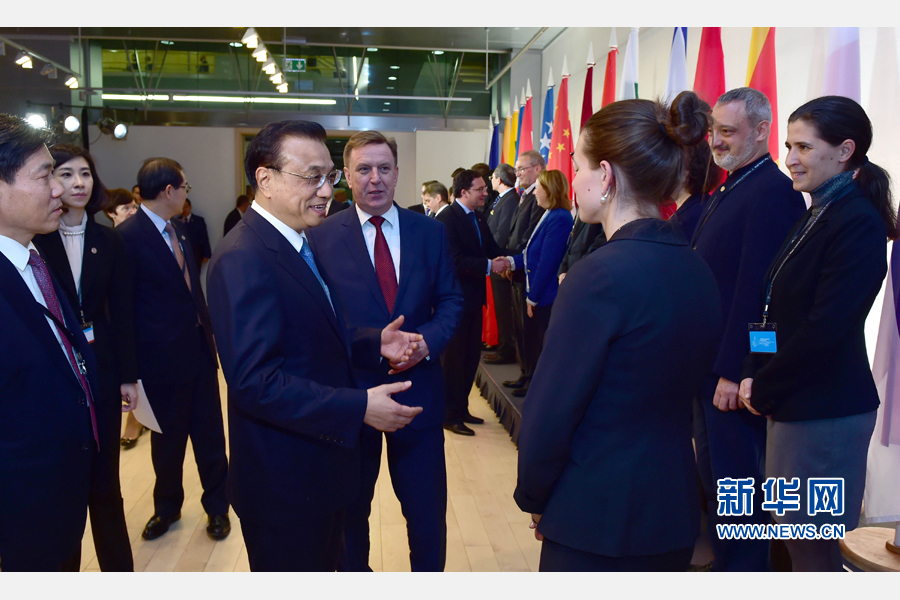 11月5日，国务院总理李克强在里加国家图书馆会见前来出席中东欧国家汉学研究和汉语教学研讨会的汉学家代表，与他们交流互动。 新华社记者张铎 摄