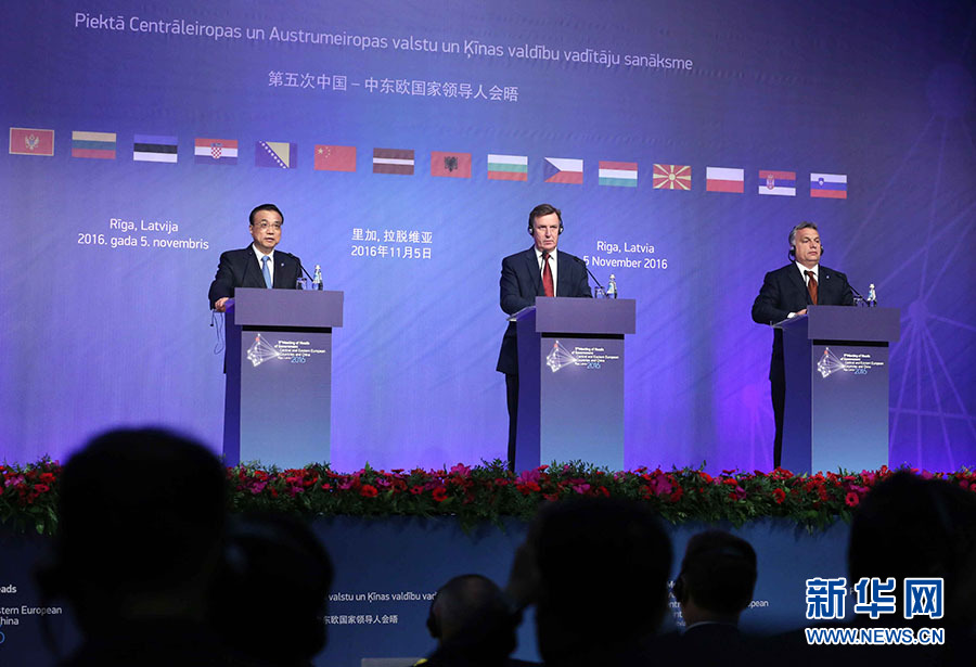 11月5日，国务院总理李克强在里加出席第五次中国－中东欧国家领导人会晤。这是会晤后，李克强与拉脱维亚总理库钦斯基斯、匈牙利总理欧尔班共同会见记者。新华社记者 刘卫兵 摄 