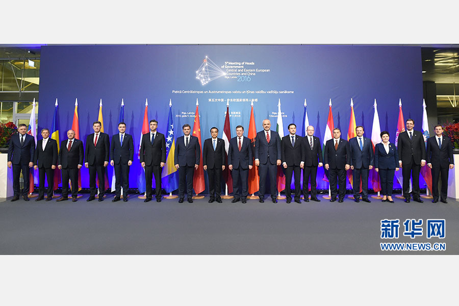 11月5日，国务院总理李克强在里加出席第五次中国－中东欧国家领导人会晤。这是与会领导人合影。 新华社记者 饶爱民 摄 