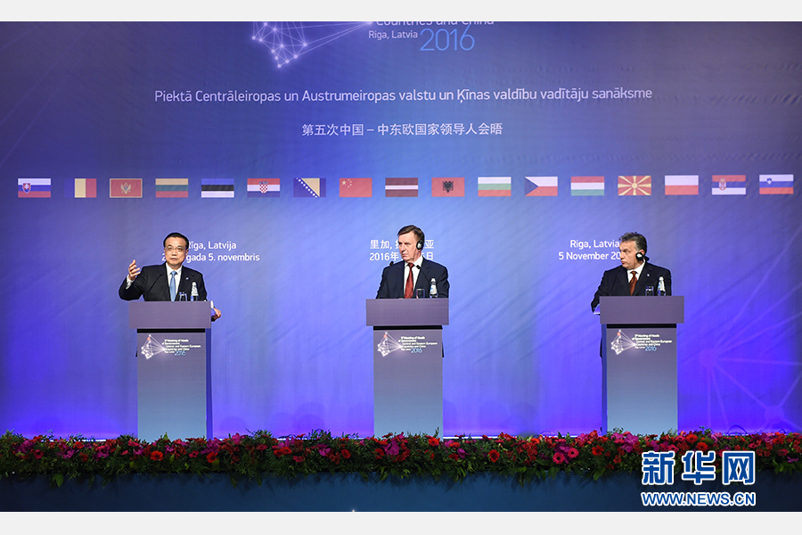 11月5日，国务院总理李克强在里加出席第五次中国－中东欧国家领导人会晤。这是会晤后，李克强与拉脱维亚总理库钦斯基斯、匈牙利总理欧尔班共同会见记者。新华社记者 饶爱民 摄 