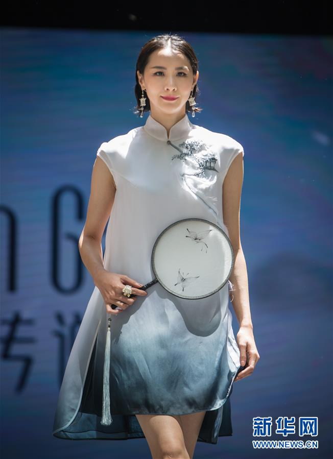 （国际）（1）&ldquo;华服与时尚&mdash;&mdash;中国丝绸服装秀&rdquo;在悉尼举行