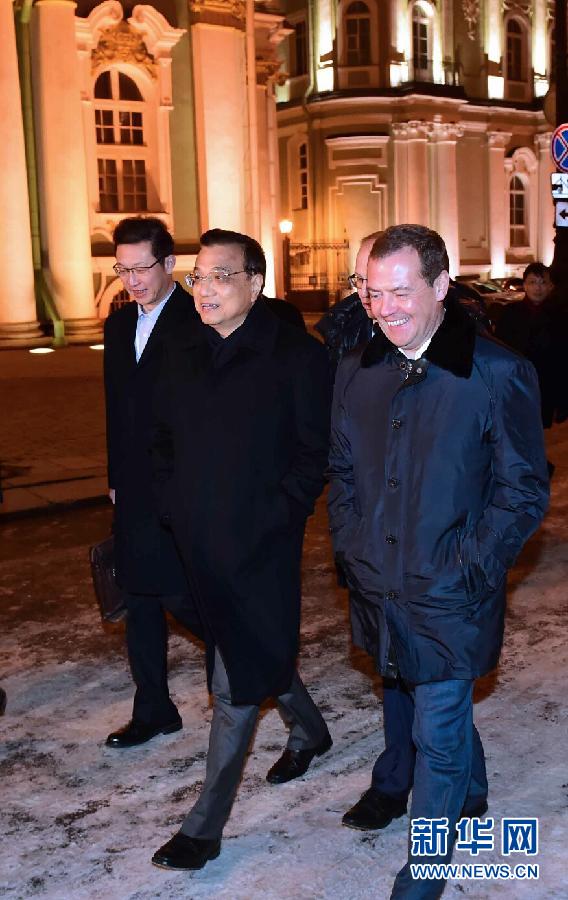 11月6日，國務院總理李克強在俄羅斯總理梅德韋傑夫陪同下參觀聖彼得堡艾爾米塔什博物館。 新華社記者 張鐸 攝 