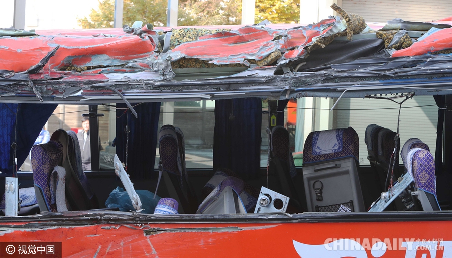 韩国旅游大巴翻车 致4死40伤