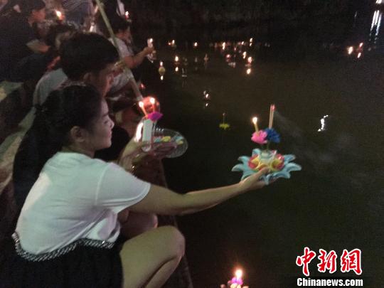 泰国东部小城尖竹汶水灯节热闹非凡百米道路走20分钟