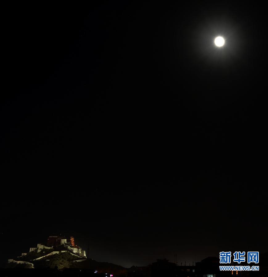 这是11月14日在拉萨拍摄的"超级月亮.
