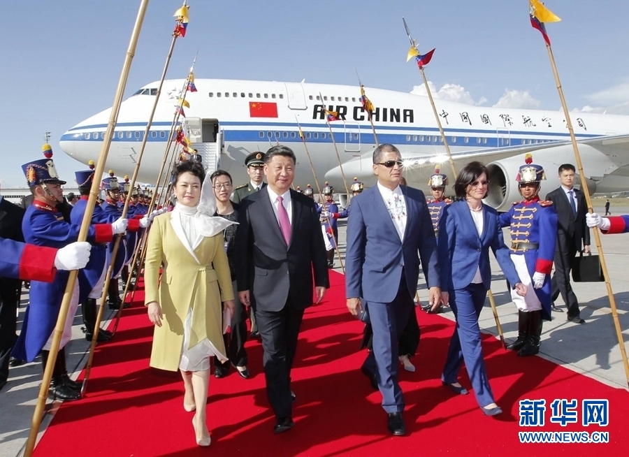当地时间11月17日，国家主席习近平乘专机抵达基多，开始对厄瓜多尔共和国进行国事访问。厄瓜多尔总统科雷亚和夫人马勒布等在机场热情迎接习近平和夫人彭丽媛。新华社记者 鞠鹏 摄 