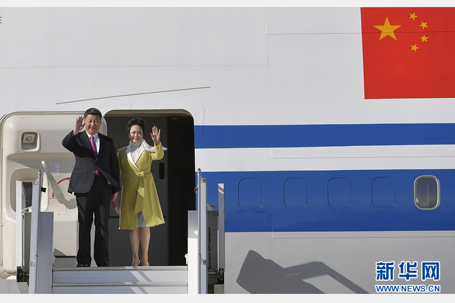 当地时间11月17日，国家主席习近平乘专机抵达基多，开始对厄瓜多尔共和国进行国事访问。这是习近平与夫人彭丽媛向欢迎人群挥手致意。新华社记者 王晔 摄 