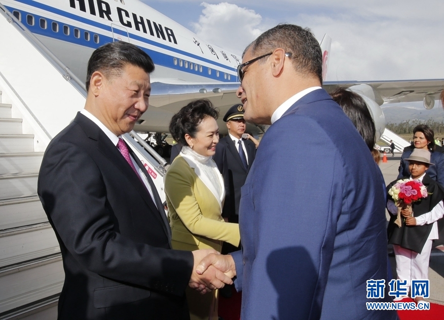 当地时间11月17日，国家主席习近平乘专机抵达基多，开始对厄瓜多尔共和国进行国事访问。厄瓜多尔总统科雷亚和夫人马勒布等在舷梯旁热情迎接习近平和夫人彭丽媛。新华社记者 鞠鹏 摄