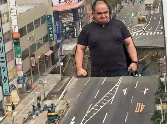 日本街头突现天坑 政府修复效率惊人