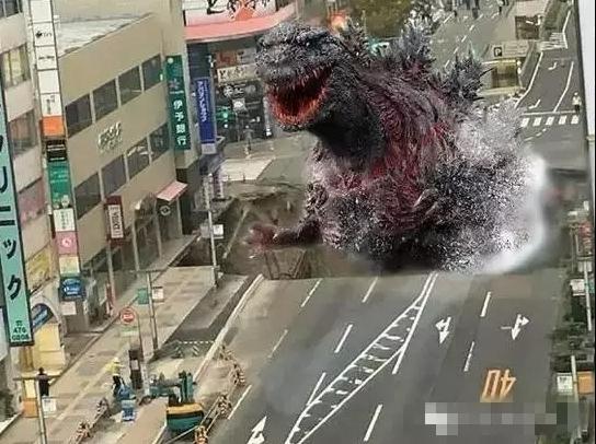 日本街头突现天坑 政府修复效率惊人