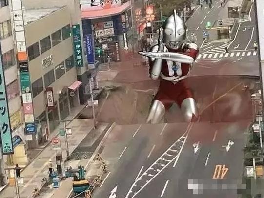 日本街头突现天坑 政府修复效率惊人