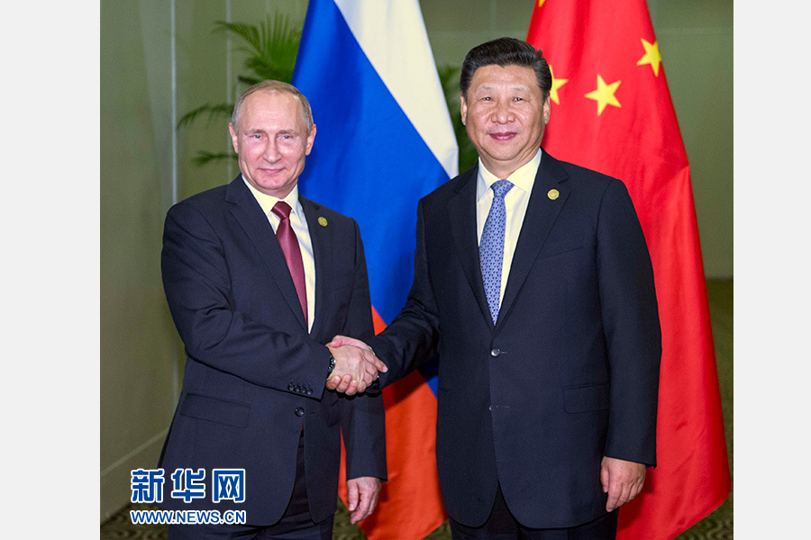 11月19日，国家主席习近平在利马会见俄罗斯总统普京。 新华社记者李涛 摄