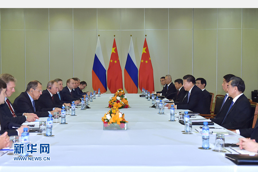 11月19日，国家主席习近平在利马会见俄罗斯总统普京。 新华社记者李涛 摄