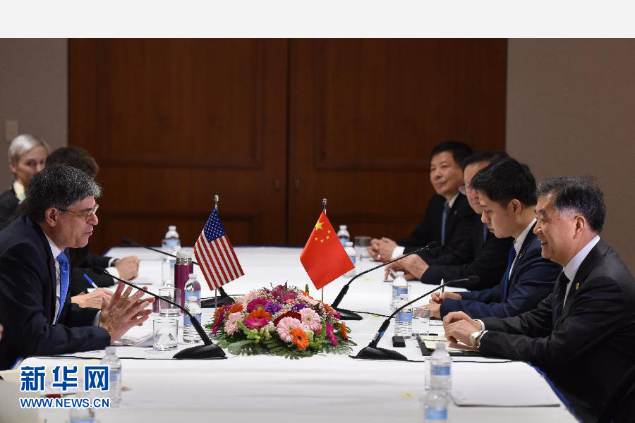 11月21日，正在美国华盛顿出席第27届中美商贸联委会的国务院副总理汪洋（右一）会见美国财长雅各布·卢（左前）。新华社记者殷博古摄 