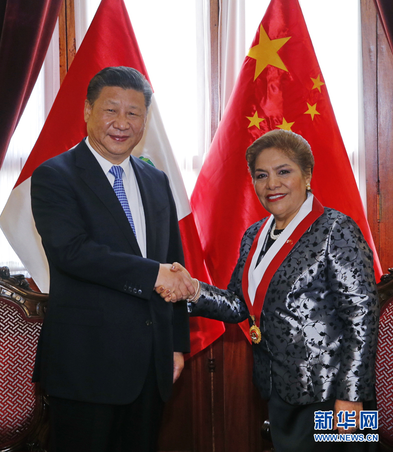 11月21日，国家主席习近平在利马会见秘鲁国会主席萨尔加多。新华社记者 鞠鹏 摄