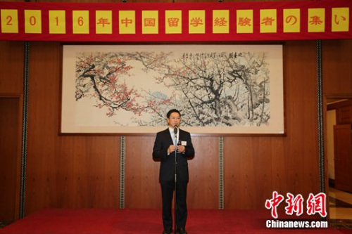 图为中国驻日使馆公参胡志平致祝酒辞。