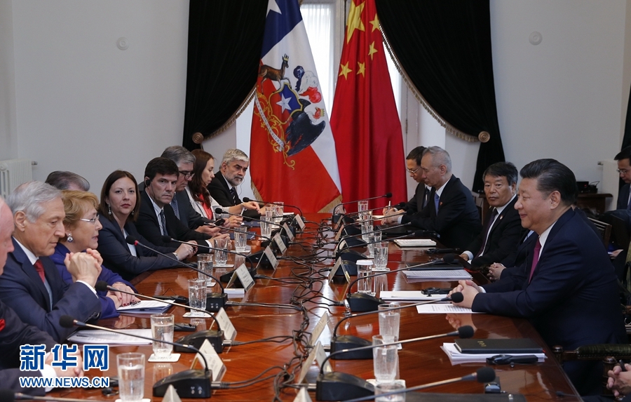 11月22日，国家主席习近平在圣地亚哥同智利总统巴切莱特举行会谈。 新华社记者 鞠鹏 摄