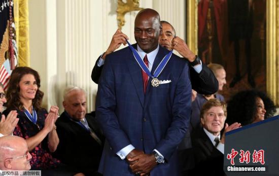 当地时间2016年11月22日，美国华盛顿，美国总统奥巴马在白宫为杰出人士颁发总统自由勋章。图为奥巴马为迈克尔&middot;乔丹颁发勋章。