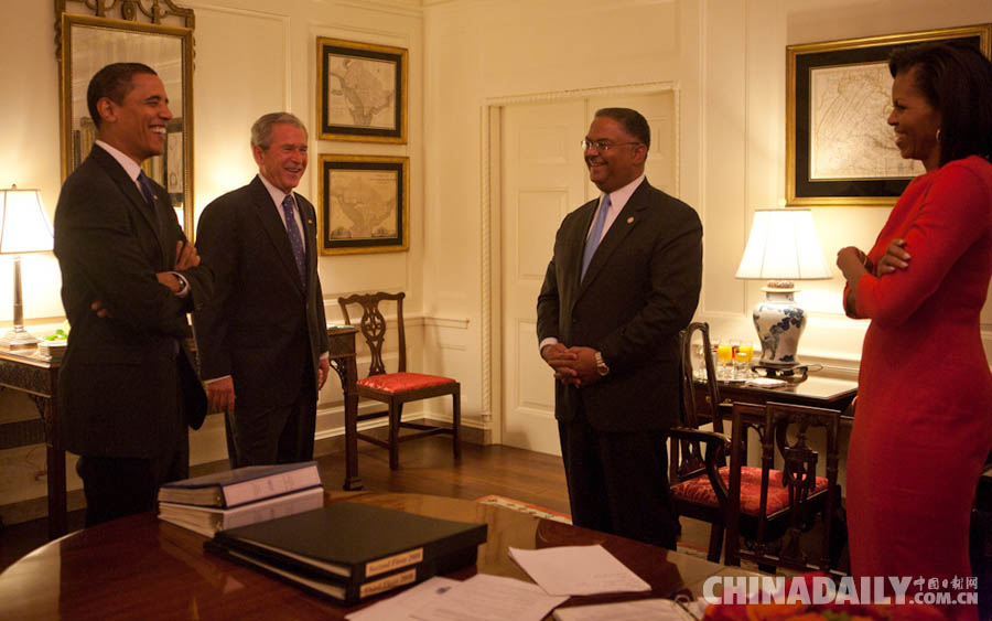 奥巴马初入白宫 小布什当&ldquo;导游&rdquo;