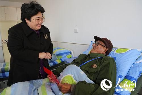 江丹主任一行看望慰问失能老人。