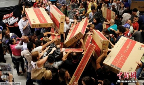 11月25日，各国消费者迎来&ldquo;黑色星期五&rdquo;折扣日，民众倾巢出动来到大卖场，选购自己心水的货物。在众多商品中，大屏电视颇受青睐，几乎在每个卖场都能看到怀抱大电视的消费者。图为巴西圣保罗的一家商场里，大屏电视成为热门商品。