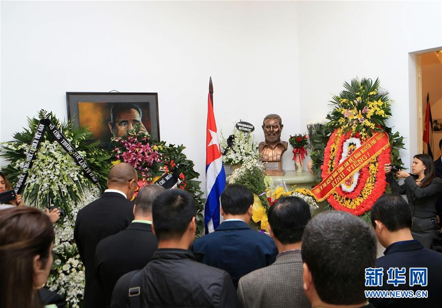 （XHDW）（1）越南民众吊唁菲德尔·卡斯特罗