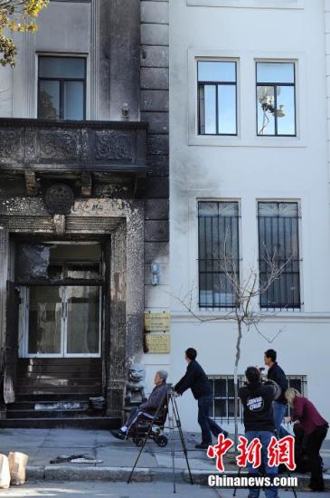 当地时间2014年1月2日，中国驻旧金山总领馆，当地英文媒体在现场报道。 <a target='_blank' href='http://www.chinanews.com/'><p align=