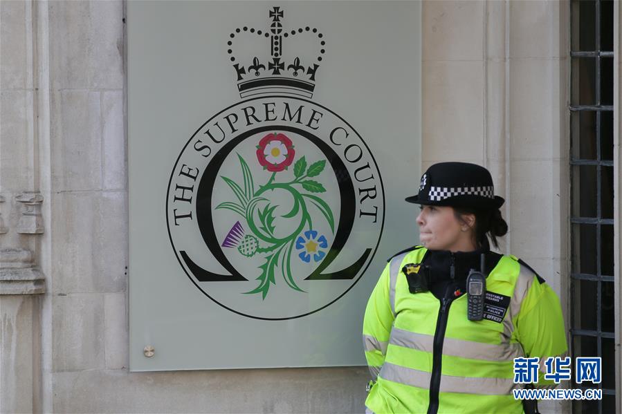 12月5日，在英国伦敦，一位女警官站在英国最高法院外。