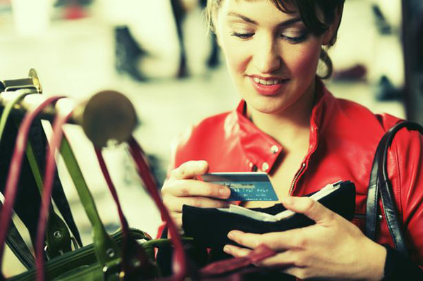 英国女性人均拥有14个包 买包钱足以买车