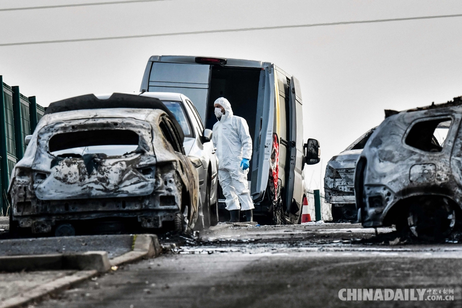 法国发生70公斤黄金抢劫案 劫匪纵火后逃走