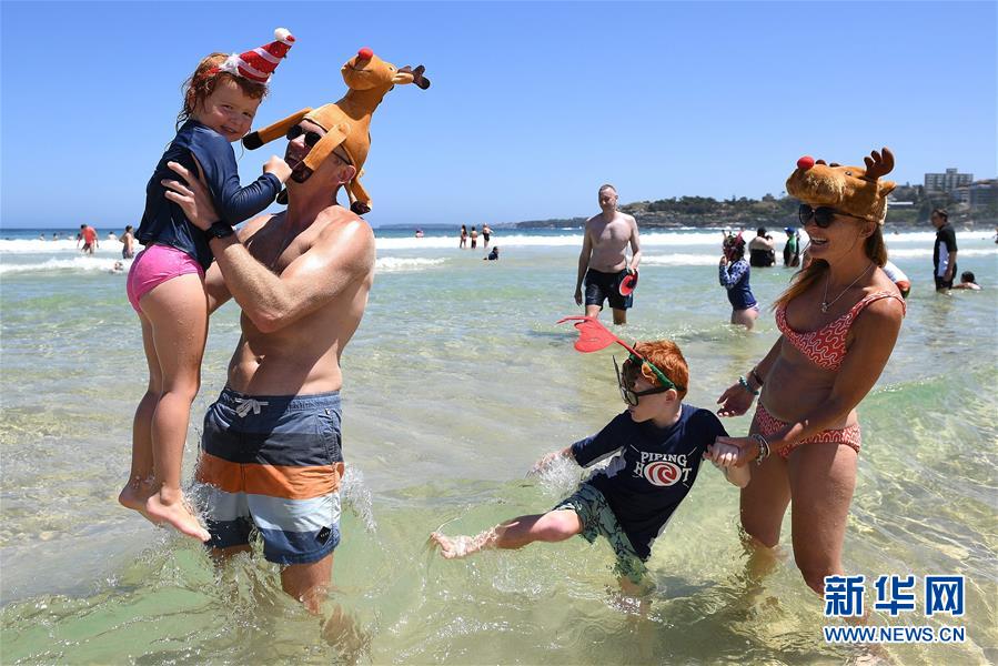 12月25日，在澳大利亚悉尼，游客在邦迪海滩玩耍。