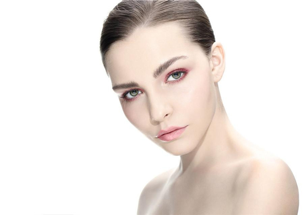 2017最新妆容流行趋势：大胆唇色、晒伤妆、雀斑妆